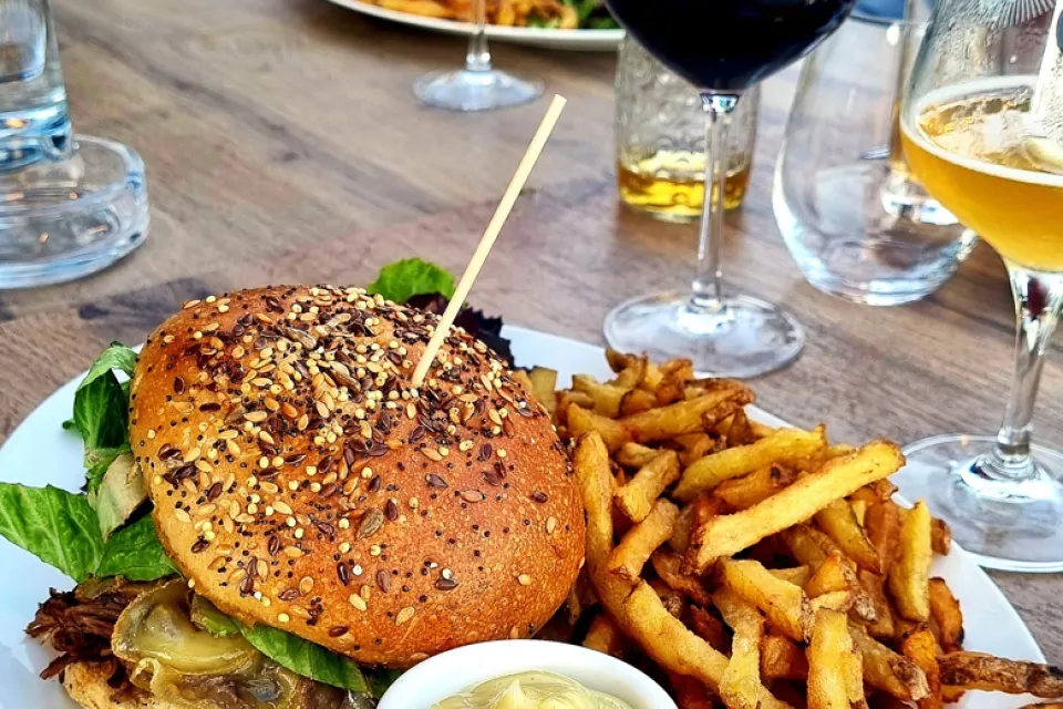 Brasserie, rôtisserie et Bar Lounge aux Sables ...