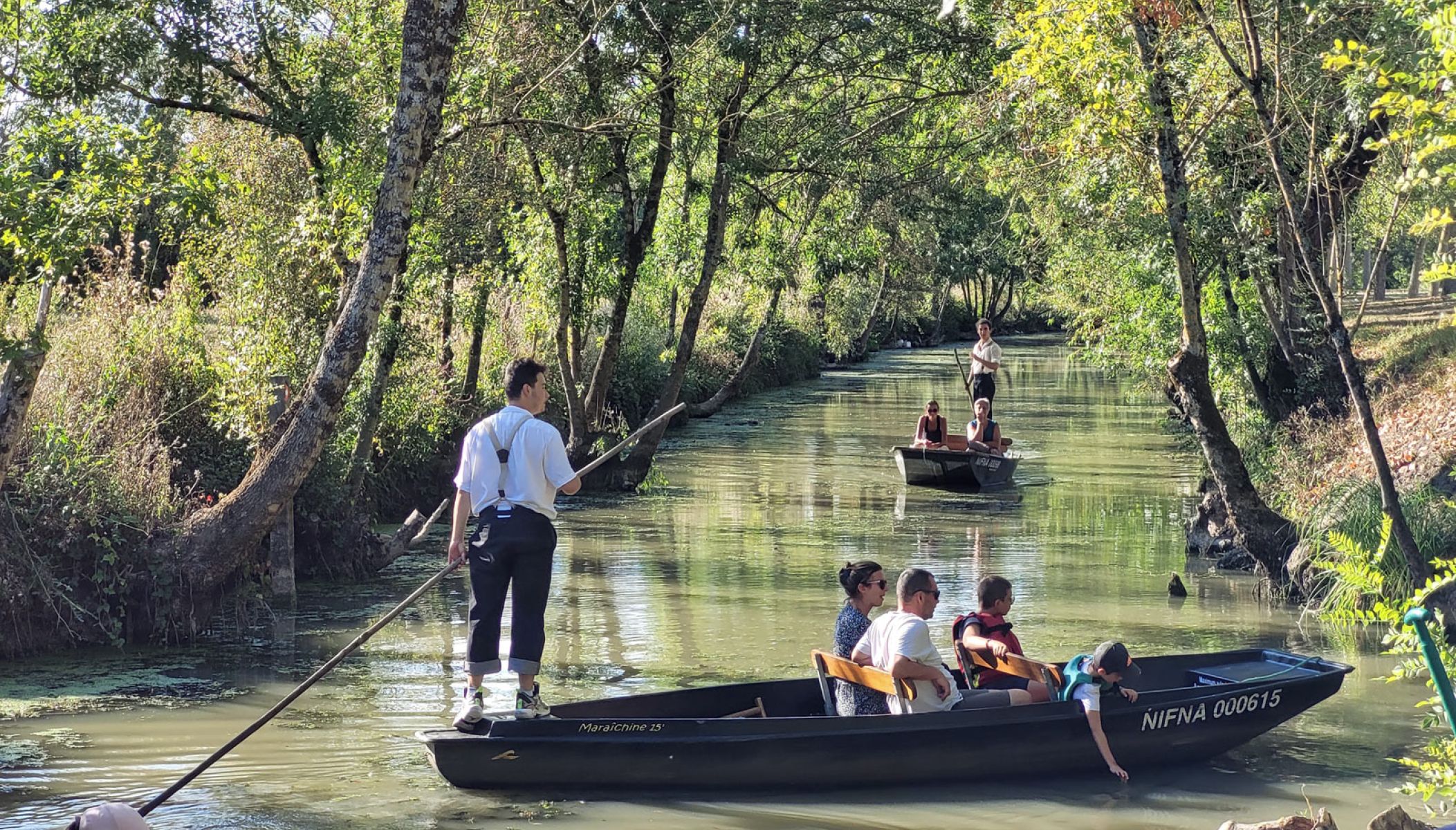 Promenade en barque dans le marais en Vendée