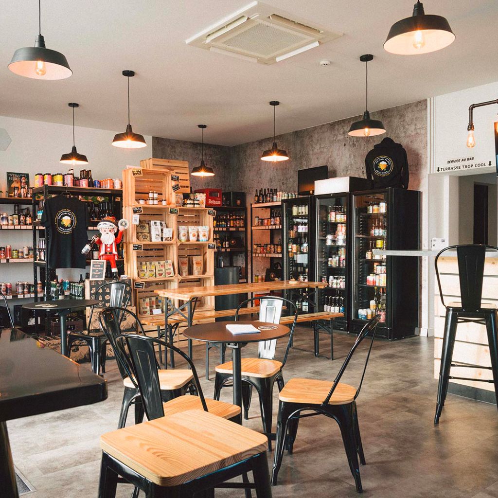 The Place To Beer, a beer cellar and bar with a warm atmosphere